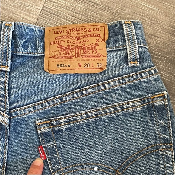 Vintage Levi Shorts High-Rise
High Waisted Distressed Shorts Medium Wash - Picture 3 of 3